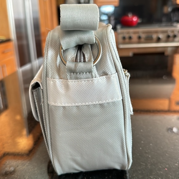 Nikon 1 Series Deluxe Digital Camera CASE in Silver - Picture 5 of 10